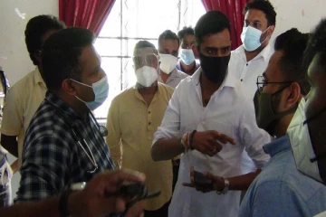 மாணவர்களுக்கு தடுப்பூசி ஏற்றும் நடவடிக்கையின் போது பெரும் சலசலப்பு