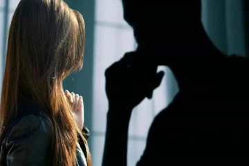 முன்னாள் காதலனின் நிர்வாண படங்களை உலகிற்கு காட்டிய பெண் ; நடந்தது என்ன?