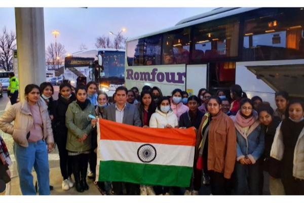 கைவிட்ட பாகிஸ்தான் அரசு : இந்திய தேசிய கொடி, ‘ஜெய் ஸ்ரீ ராம்’ கூறி உக்ரைன் எல்லையை கடக்கும் பாகிஸ்தானியர்கள் | Pakistani Use Indian Flags To Cross Ukraine Border