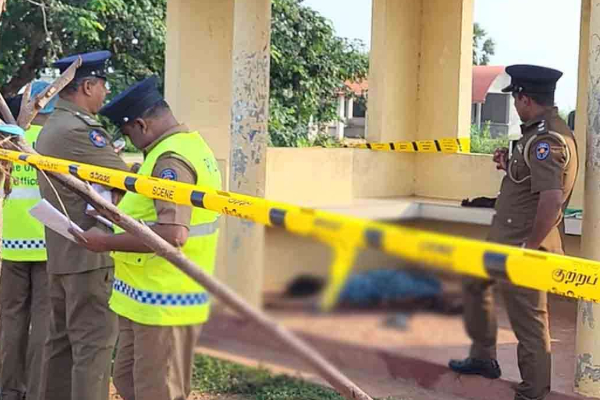 கிளிநொச்சி பஸ் தரிப்பிடத்தில் இளம் பெண்ணின் சடலம் | Woman S Body Found At Kilinochchi Bus Stand கிளிநொச்சி பஸ் தரிப்பிடத்தில் இளம் பெண்ணின் சடலம் | Woman S Body Found At Kilinochchi Bus Stand