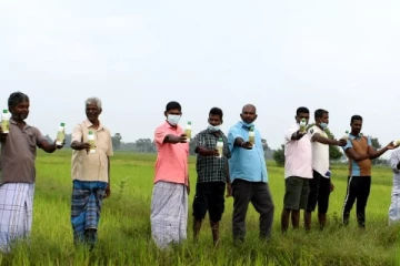 அரசினால் வழங்கப்பட்ட உரத்தினால் எவ்வித பயனும் இல்லை: கிளிநொச்சி விவசாயிகள் எதிர்ப்பு (Photos)