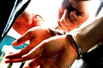 தமிழர் பகுதியொன்றில் நால்வர் கைது ; சோதனையில் சிக்கிய பொருட்கள்