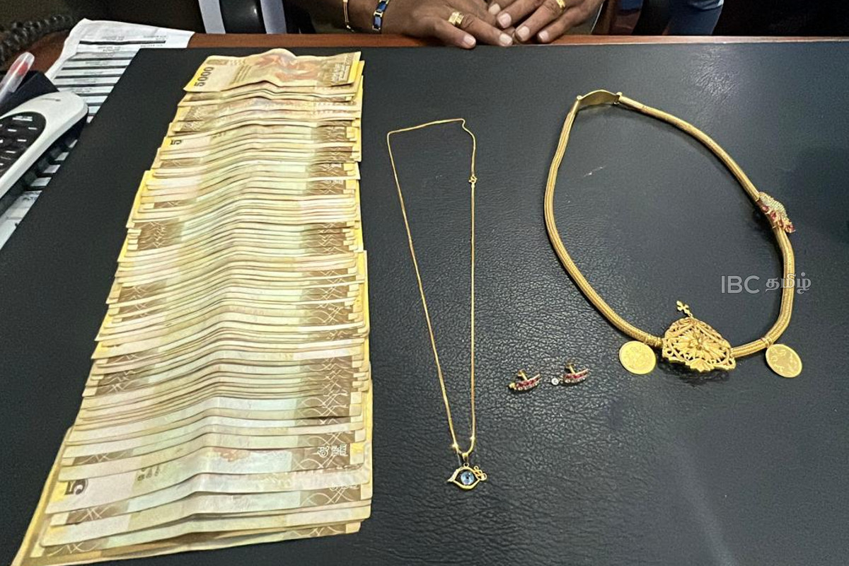 மன்னாரில் மாயமான பெருந்தொகை தங்க நகைகள்! நான்கு பெண்கள் அதிரடி கைது | Four Women Arrested With Stolen Jewelry Cash