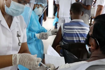 இலங்கையில் மூன்று கோவிட் தடுப்பூசி போட்டவர்களையும் விட்டு வைக்காத தொற்று