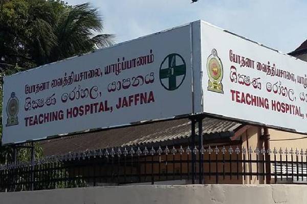 இரு கைகளிலும் வெட்டுக் காயங்களுடன் யாழ். வைத்தியசாலையில் ஒருவர் அனுமதி | Jaffna Attack