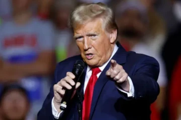 டிரம்பிற்கு எதிராக குற்றவியல் வழக்குகளில் பணியாற்றிய இரு சட்டத்தரணிகள் பணிநீக்கம்