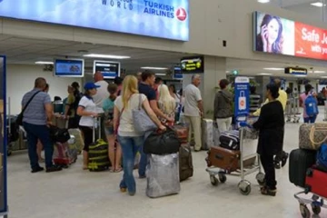 කටුනායක ගුවන් තොටුපළේ මතු වූ ගැටලුව - කවුන්ටරවල දැවැන්ත පෝලිම්..