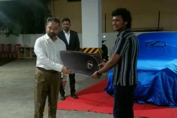 விலையுர்ந்த காரை விக்ரம் பட இயக்குனர் லோகேஷ் கனகராஜுக்கு பரிசளித்த  கமல் !