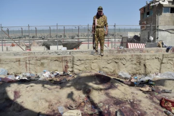 காபூல் விமான நிலையத்தில் தற்கொலைப் படை தாக்குதல்! அமெரிக்க இராணுவத்தினரின் செயல்