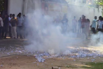 இலங்கையில் ஒருவரின் இறுதிக்கிரியையின் போது பட்டாசு வெடித்து மகிழ்ச்சியடைந்த மக்கள்!