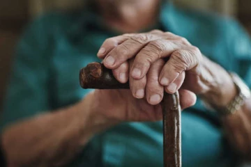 தகாத உறவா? சந்தேகத்தில் 65 வயது மனைவி மீது ஆசிட் வீசிய 75 வயது கணவன்