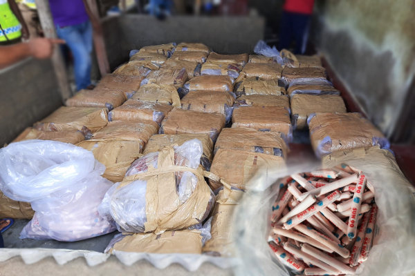 காவல்துறையின் தேடுதல் வேட்டையில் சிக்கியது பெருமளவான  வெடிபொருட்கள் - ஐபிசி தமிழ்