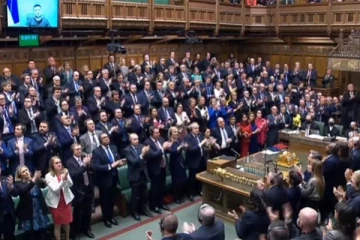 பிரித்தானிய நாடாளுமன்றில் உரையாற்றிய உக்ரைன் ஜனாதிபதி! - கைத்தட்டி அமோக வரவேற்பு (Video)