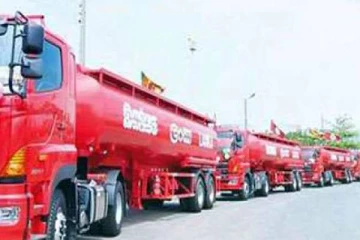 சிபெட்கோ அறிவிப்பால்  நீண்ட வரிசையில் காத்திருக்கும் பவுசர்கள்