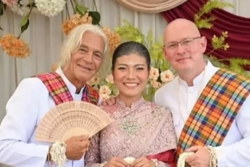 මුළු ලෝකෙම සමාජ මාධ්‍ය කැළඹූ විවාහයක් - පෙම්වතා සහ හොඳම මිතුරා එක්ක එකම දවසේ විවාහ වුණ මනාලිය[PHOTOS]