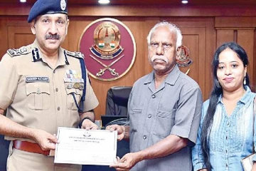 கீழே கிடந்த பணத்தை பொலிஸிடம் ஒப்படைத்த முதியவர்.., குவியும் பாராட்டுகள்