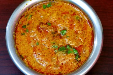 செய்யும் போதே மணக்கும் தக்காளி குருமா...வெறும் 15 நிமிடத்தில் செஞ்சு முடிச்சிடலாம்!