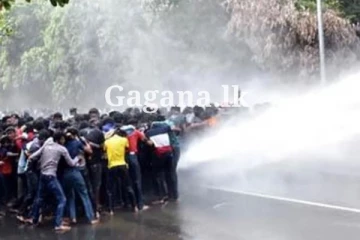 විරෝධතාවයකට පොලීසියෙන් ජල හා කඳුළු ගෑස් ප්‍රහාරයක් - එහි නවතම තොරතුරු මෙන්න.. (VIDEO)