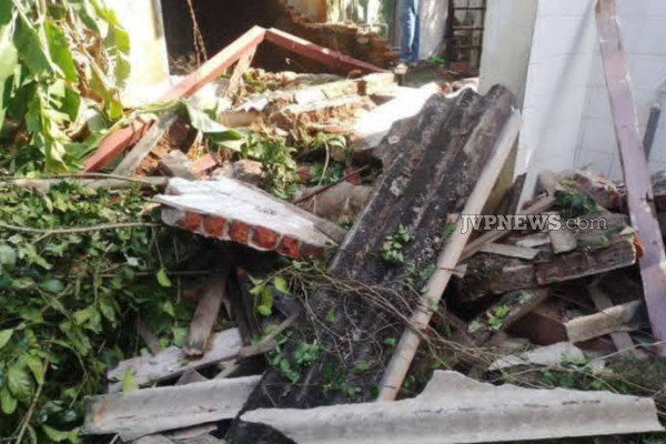 இடிந்து விழுந்த பாடசாலை பாதுகாப்புச் சுவர் ; மூன்று மாணவர்கள் வைத்தியசாலையில் | School Safety Wall Three Students Hospitalized