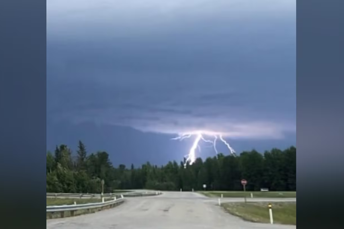 கனடாவின் எட்மோன்டனில் சூறாவளி எச்சரிக்கை | Tornado Warning Issued For County West