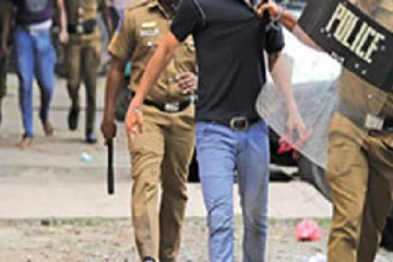 இலங்கையில் தங்கியிருந்த வெளிநாட்டு பிரஜைகள் இருவர் கைது