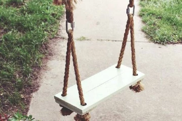 புடவையில் கட்டப்பட்ட ஊஞ்சலில் விளையாடிய சிறுவனுக்கு நேர்ந்த சோகம்