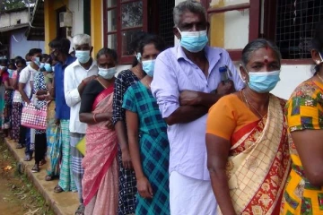 முதலாவது டோஸ் தடுப்பூசி - மக்கள் நீண்ட வரிசையில் காத்திருப்பு