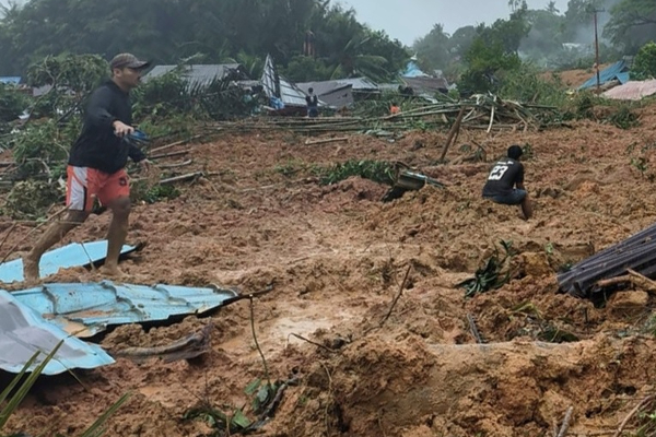 பூமிக்குள் மொத்தமாக புதையுண்ட மக்கள்: மீட்புப் பணி தீவிரம் | Indonesia Landslides Rescuers Search Missing