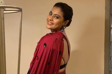 அச்சு அசல் கஜோல் போலவே இருக்கும் 19 வயது மகள்.. எல்லைமீறிய கிளாமர் போட்டோ