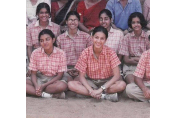 பள்ளி சீருடையில் நடிகை ஸ்ருதிஹாசன், சிறுவயதில் அவர் எப்படி உள்ளார் பாருங்க.. | Pall Siru Shr Siru