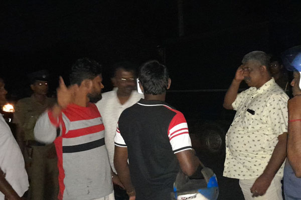 வவுனியாவில் முச்சக்கர வண்டியில் மாடு திருடிய இருவரை மக்கள் மடக்கி பிடிப்பு | In Vavuniyatwo People Stole Cow Three Wheeler