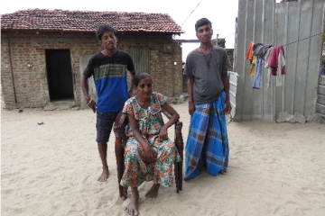 ஒரு வேளை உணவை பெறுவதே பெரும் சாதனை: தாயொருவரின் ஏக்கம்(Video)