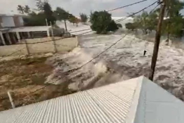 டோங்காவை தாக்கிய சுனாமி அலைகள்! நாடு முழுவதும் சுனாமி எச்சரிக்கை