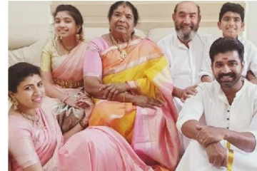 பட்டு வேஷ்டி சட்டையில் குடும்பத்துடன் இருக்கும் நடிகர் அருண்விஜய்! பேரழகில் ஜொலிக்கும் மகள்... ஹீரோவையும் மிஞ்சிய மகன்!