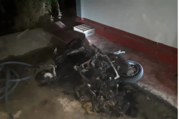 மானிப்பாயில் வீட்டில் நிறுத்தி வைக்கப்பட்டிருந்த மோட்டார் சைக்கிளுக்கு தீ வைப்பு (Video)