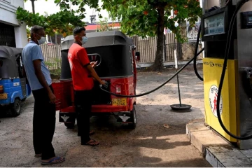 ප්‍රධාන නගරයක පිරවුම්හලක ඉන්ධන සැගවු පිරිසකට වැඩ වැරදුණු හැටි...