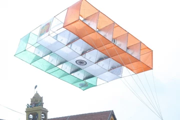 இந்தியாவை பிரதிபலித்து யாழில் பறக்கவிடப்பட்ட பட்டங்கள் (Photos)