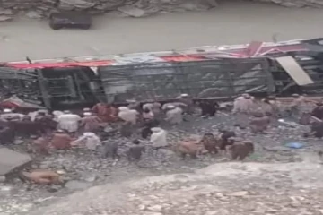 බස් රථයක් පෙරළී යාමෙන් 19 දෙනෙකු මියයයි (විදෙස්)