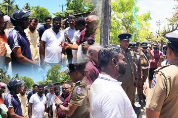 தமிழ்த் தேசிய மக்கள் முன்னணியின் துண்டுப்பிரசுர வழங்களுக்கு பொலிஸார் எதிர்ப்பு