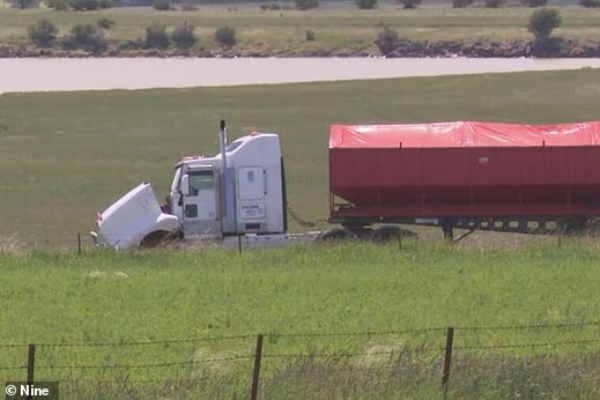 car and lorry crash in australia 3 killed of family