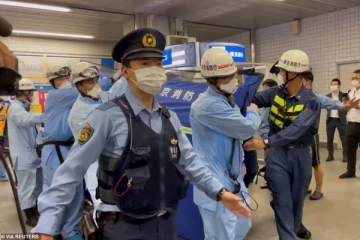 டோக்கியோவில் பரபரப்பு! ஓடும் ரயிலில் கத்திக்குத்து தாக்குதல்: 10 பயணிகள் படுகாயம்