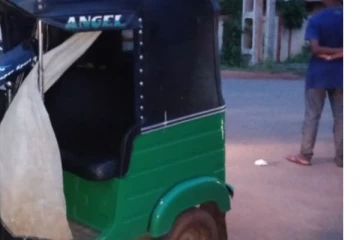 முச்சக்கர வண்டிக்குள் காயங்களுடன் கிடந்த சடலத்தால் பரபரப்பு