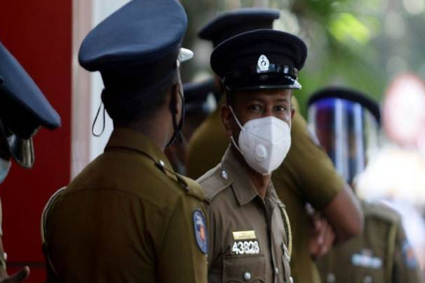 யாழில் நள்ளிரவில் பயணித்த ஒருவருக்கு நேர்ந்த அதிர்ச்சி சம்பவம்! | Jaffna Kokkuvil Midnight Robbery Money Jewellery