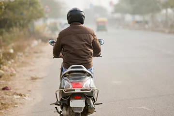 இரத்தக்கரை படிந்த சட்டையுடன் ஸ்கூட்டரில் பயணித்த நபர்: தடுத்து நிறுத்திய பொலிசாருக்கு காத்திருந்த அதிர்ச்சி