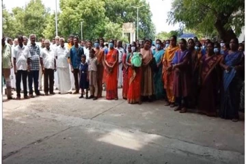 கள்ளக்குறிச்சி பள்ளியை திறக்க கோரி மாவட்ட ஆட்சியரிடம் மனு அளித்த பெற்றோர்