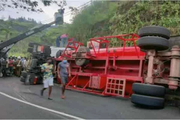 33,000 லீற்றர் டீசலுடன் குடைசாய்ந்த பௌசர்!