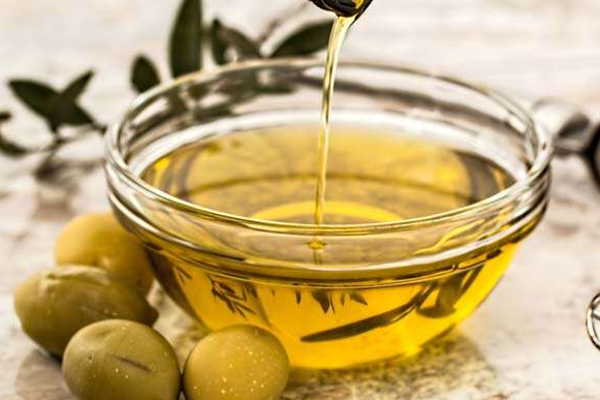 முடி ரொம்ப வறண்டு அசிங்கமா இருக்குதா? இந்த இரண்டு பொருளையும் தலையில் தடவுங்க... அதிசயம் நடக்கும்! | Egg And Oil Hair Masks To Get