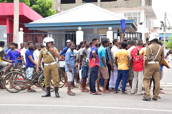 போராட்டத்தில் குதித்த பள்ளிமுனை கிராம கடற்தொழிலாளர்கள் (Photos) | Advance The Struggle