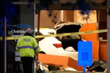 அமெரிக்காவில் மருத்துவமனை ஒன்றின் அறைக்குள் திடீரென புகுந்த கார்! 5 பேருக்கு நேர்ந்த நிலை