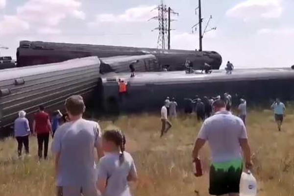 வெளிநாடொன்றில் கோர விபத்துக்குள்ளான தொடருந்து: இருவர் பலி - 100ற்கு மேற்பட்டோர் படுகாயம் | 100 Injured After Passenger Train Derails Russia